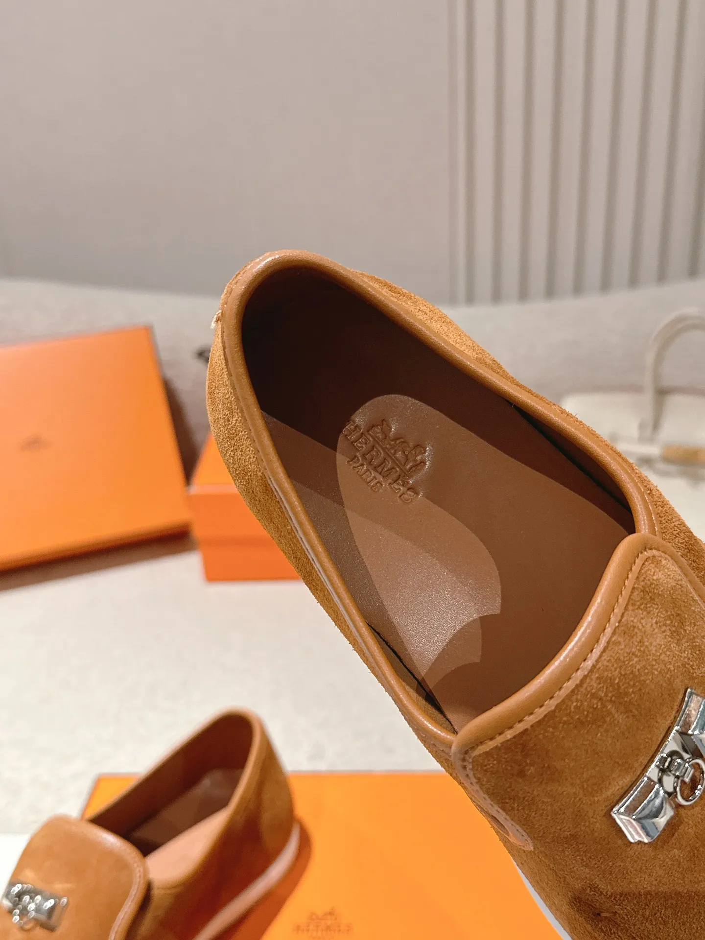 Men's Men's Shoes 600💰 Hermes# Couple Studded Loafers Calfskin and suede goatskin lace-up free sneakers with signature "H" detail. The design is simple and smooth, creating a fashionable urban look. It is comfortable and versatile. H family classics are not outdated, and the delivery counter is exquisitely packaged🛍📦 Fabric: Original customized imported first-layer cowhide/cow down Lining: Imported soft sheepskin Sole: Original open-molded anti-slip TPU material Size: 35-45